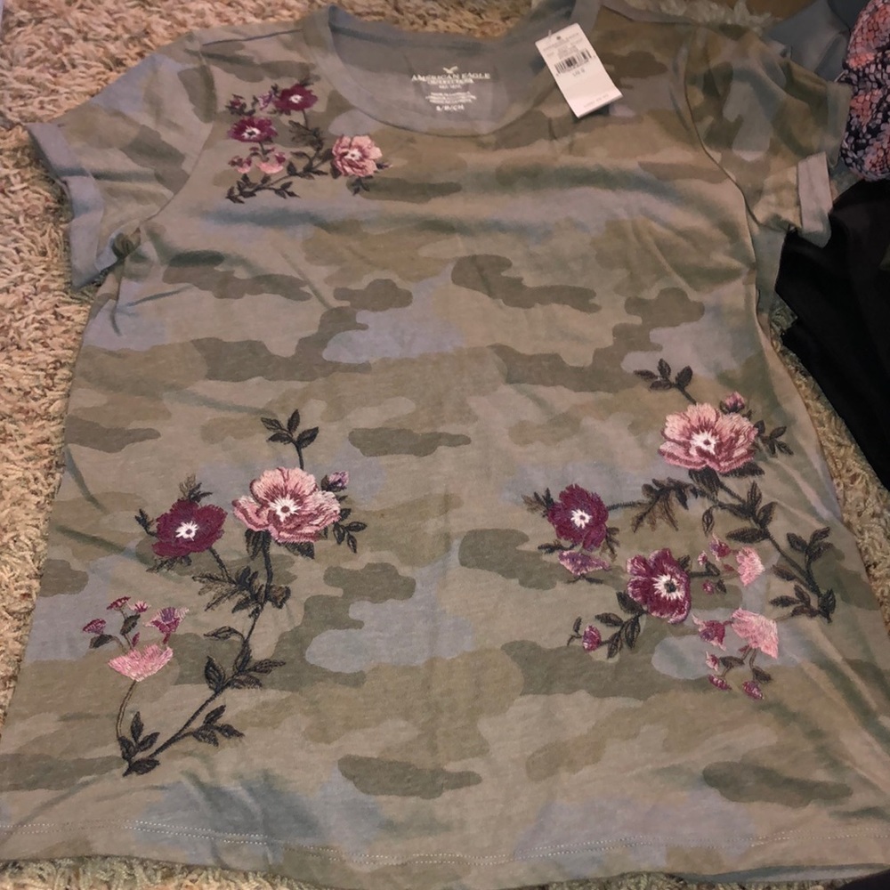 NWT American eagle shirt size S in great condition